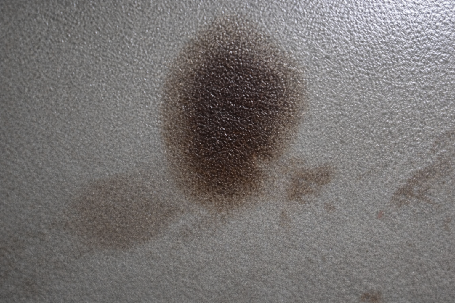 How to Remove Oil, Grease, Resin or Chewing Gum Stains on Leather